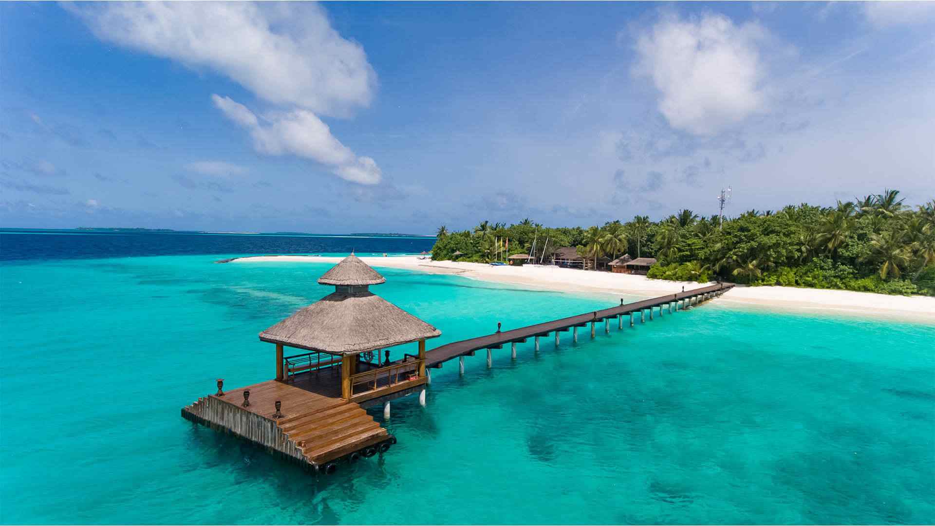 Landscape view of island and ocean at Maldives 