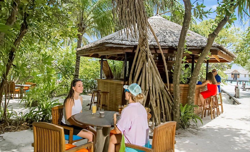 Sunset Handhuvaru Bar with outdoor dining table set up