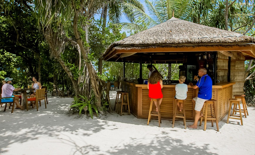 Sunset Handhuvaru Bar with outdoor dining table set up