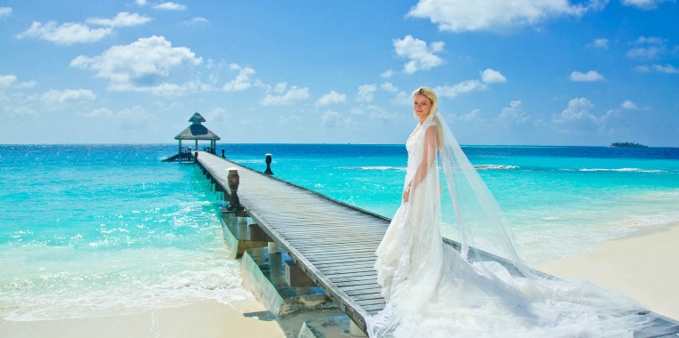 Bride photoshoot at Reethi beach Resort, Maldives 